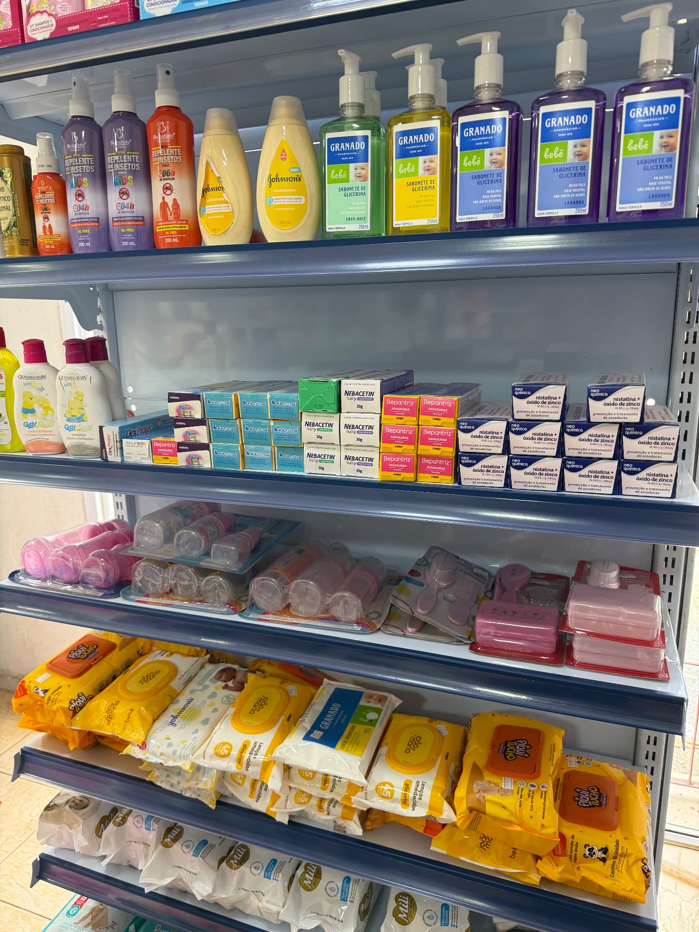 Prateleira com produtos de higiene e cuidados do dia a dia
