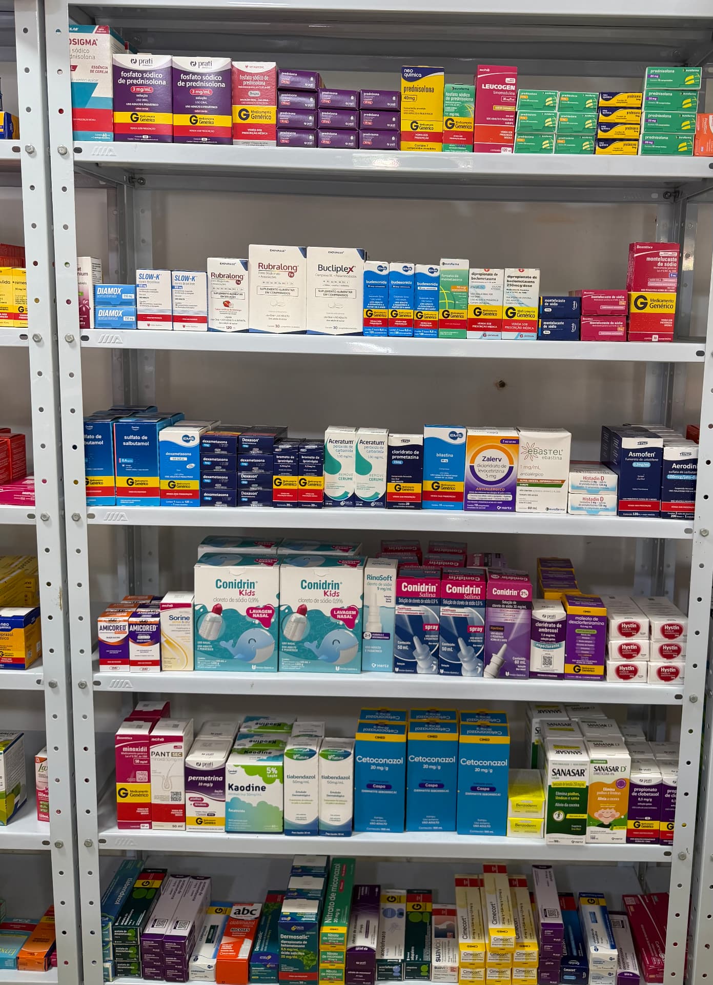 Prateleiras da Farmácia do Trabalhador HM com medicamentos organizados