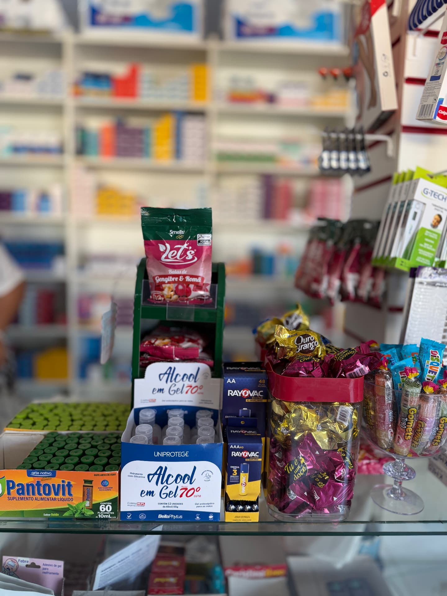 Balcão da Farmácia do Trabalhador HM com produtos de cuidado diário à mostra