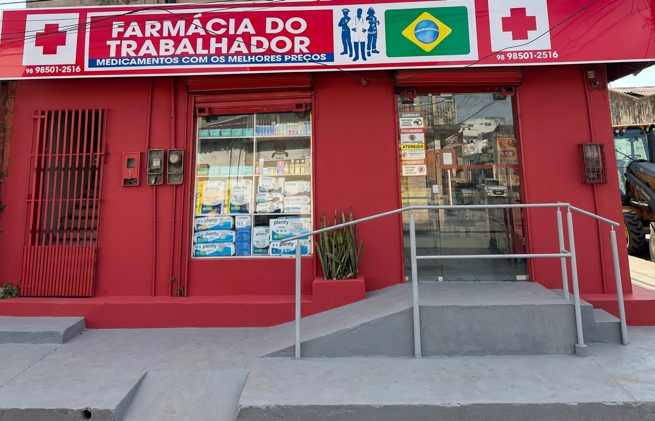Entrada da Farmácia do Trabalhador HM, com vitrine e rampa de acesso